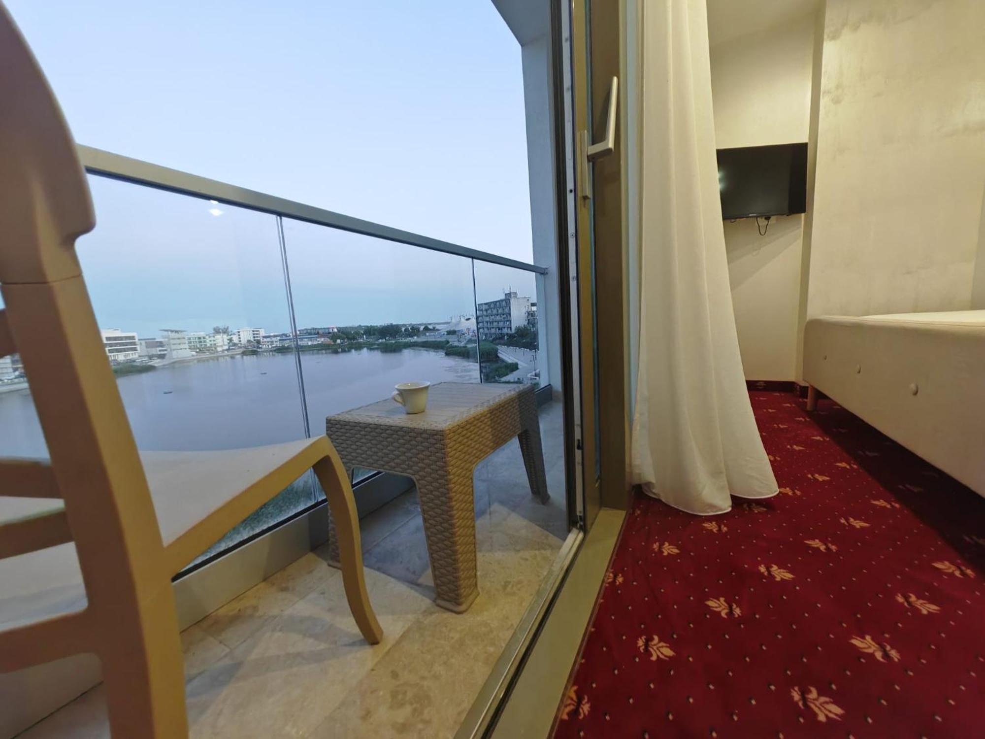 White Boutique Hotel- เอโฟริเอนอร์ด ภายนอก รูปภาพ