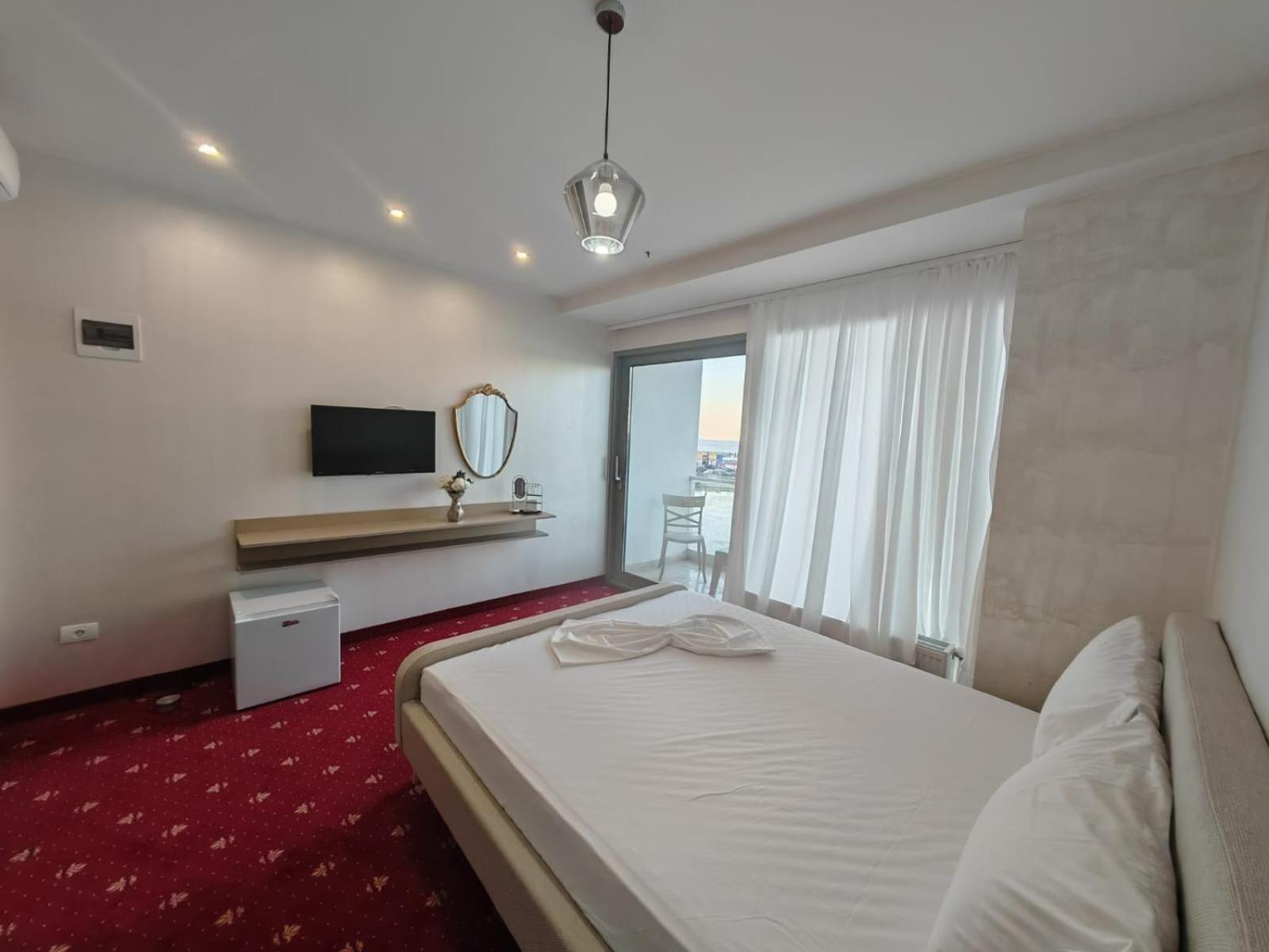 White Boutique Hotel- เอโฟริเอนอร์ด ภายนอก รูปภาพ