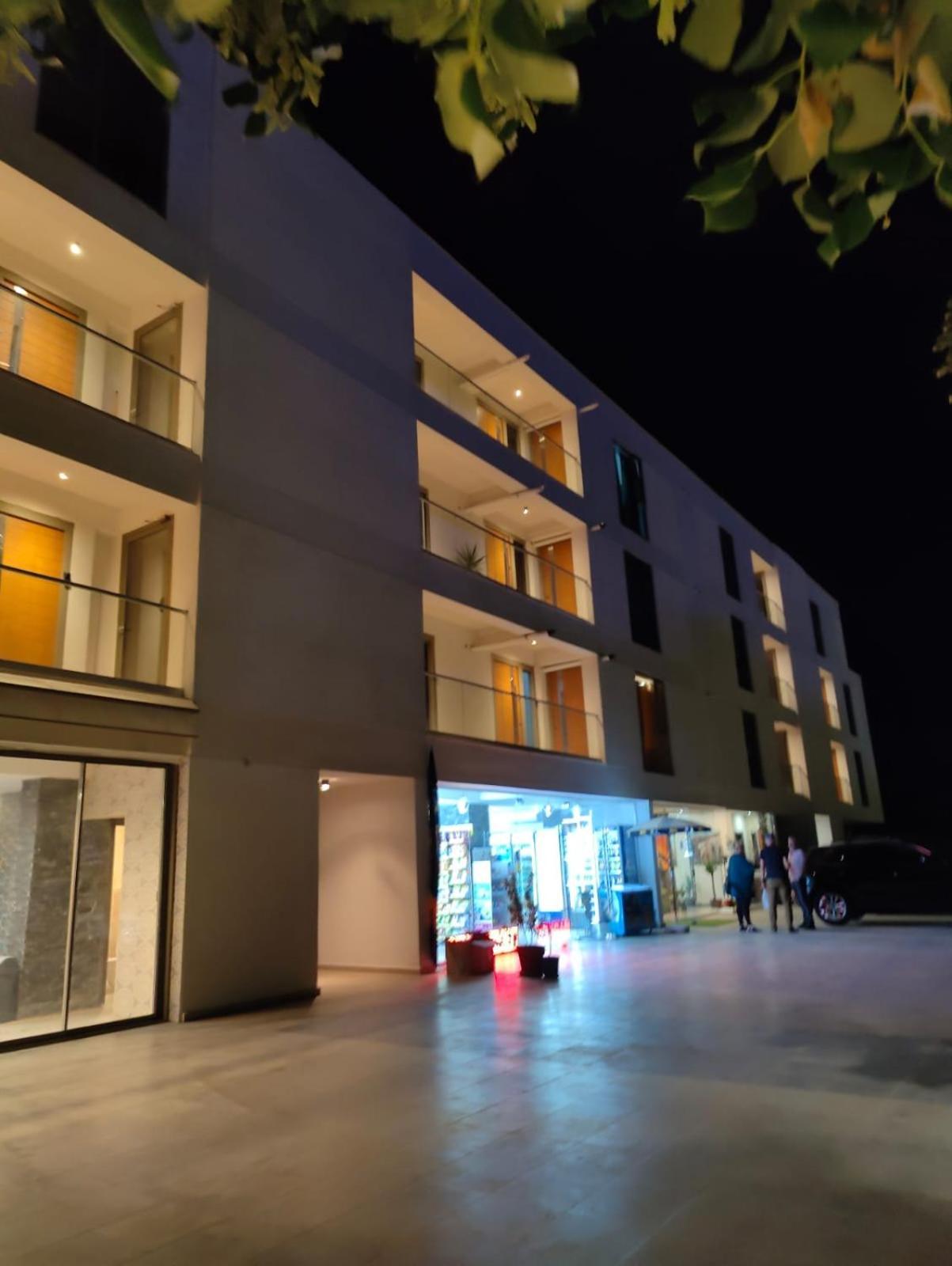 White Boutique Hotel- เอโฟริเอนอร์ด ภายนอก รูปภาพ