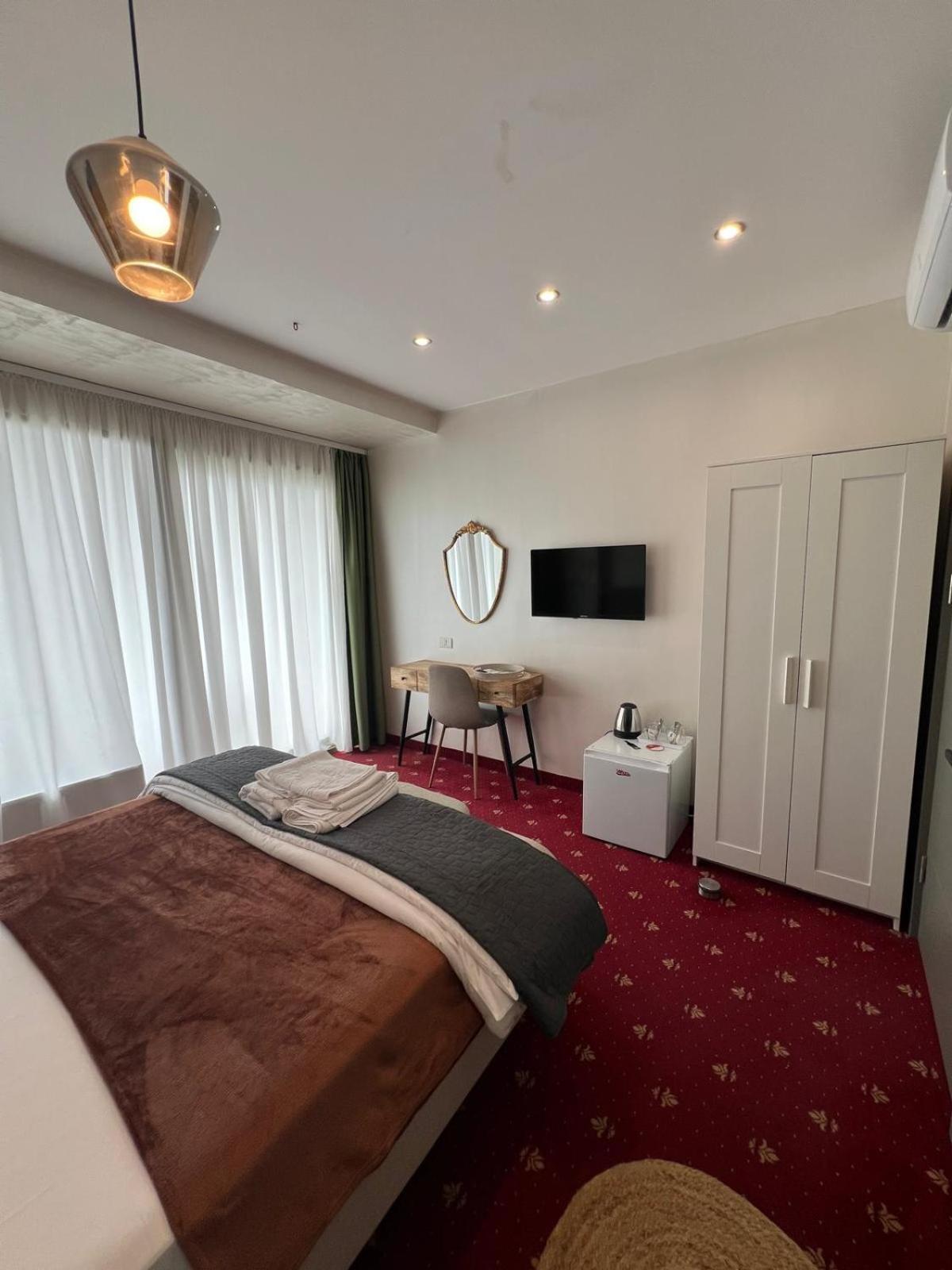 White Boutique Hotel- เอโฟริเอนอร์ด ภายนอก รูปภาพ